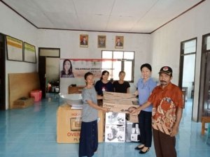 Helen Serahkan Alat Pembuat Roti Untuk Kelompok Ibu-ibu desa Taronggo.