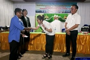 Bupati kunjungi Desa Sea, Ketua Tim Penggerak PKK bicara soal pengasuhan anak di Gereja GKST