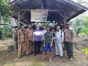 Anggota DPRD Sulteng, H. Zainal Abidin Ishak Kunjungi Kelompok Budidaya Madu Trigona Desa Dolupokarya.