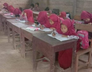 Ruang Kelas SDN Koromonto Beralas Tanah. Potret Dunia Pendidikan Memprihatinkan.