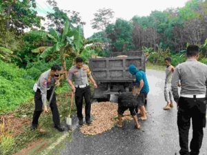 Satlantas Polres Morowali Utara perbaiki jalan rusak