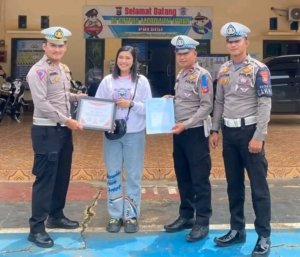 Lakukan Aksi Kemanusiaan, Gadis Cantik Ini Dapat Penghargaan Satlantas Polres Morut.