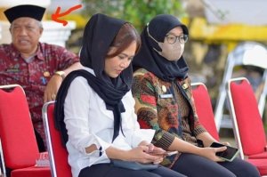 Kaban Keuangan Morut Gunakan Peci Nasional “Tabobale” Saat Peringatan Isra Miraj.