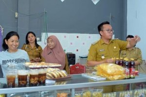 Bupati Delis Kunjungi Gerai UMKM Desa Tomata