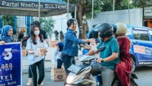 Nasdem Muda Sulteng Bagikan 200 Paket Takjil Gratis ke pengendara.