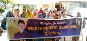 Relawan Waket I DPRD Morut Bagikan Sembako di desa Tompira