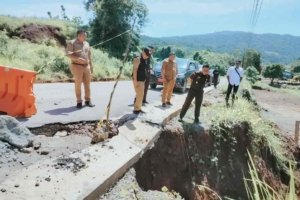 Kejaksaan Kolonodale dan PUPR Morut tinjau jalan Korololama-Tiu.