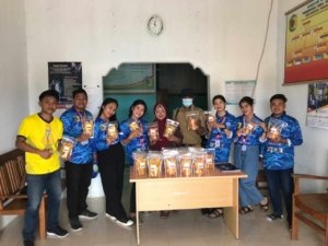 Mahasiswa KKN Unkrit Tentena Jadi Penggerak UMKM Desa Tananagaya.