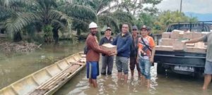 Gunakan Perahu, Anleg Yaristan Palesa Salurkan Bantuan Untuk Warga Terdampak Banjir.