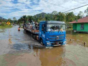 PT GNI Kerahkan Dua Unit Trailer Bantu Warga Seberangi Banjir Bunta