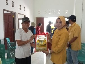 DPD Partai Golkar Morut Bagikan Sembako Untuk Warga Tompira Terdampak Banjir.