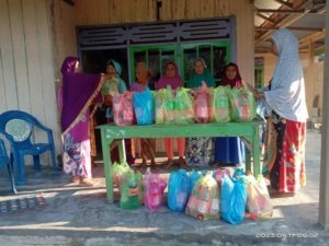 Warga Lansia Desa Tananagaya Ungkap Syukurnya Pertama Kali Terima Sembako Lebaran Dari Anggota DPRD Morut Ini.