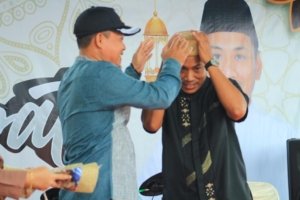 Lebaran Ketupat Lurah Bantaya Berikan Songko Gorontalo, Masyarakat Parimo Ucapkan Terimakasih Pada Rachmat Syah Tawainella 