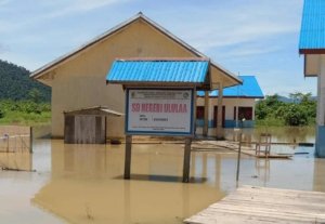 Sungai Laa meluap, warga 3 desa di Petasia Barat, sambut ramadhan di tengah banjir.