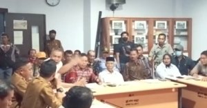Warga Mondowe dan Kades Saling Tunjuk di RDP