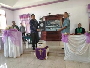 Anleg DPRD Morut Melky Tangkidi Serahkan Bantuan Alat Musik Untuk GKST Sumber Kasih Mondowe.
