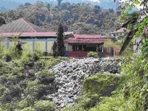 Miris! Tumpukan Sampah dekat Kantor Bupati Morut