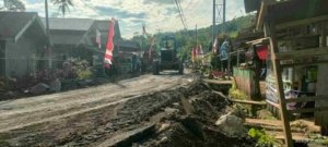 Dinas PUPR Morut Lakukan Pemeliharaan Jalan Desa Mondowe sampai Tiu