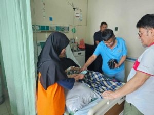 Cudy Jenguk Mahasiswa Korban Demo Tolak RUU Pilkada di Palu
