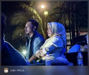 Senyuman Adem Warda Dg Mamala di Samping Bung Jeff Saat Konser BERAMAL
