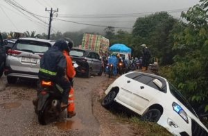 Longsor Tutup Akses Jalan Trans Sulawesi Arah Bungintimbe