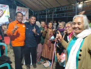 Peduli Lansia. Jeffisa-Ruben di Puji Saat Kampanye