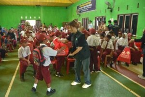 Bentuk Perhatian PT. GNI dan PT.SEI Bagikan Ratusan Sepatu Bagi Siswa SD di Morut