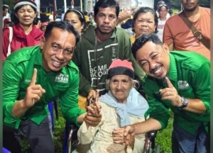 Pakai Kursi Roda, Warga Lansia di Saemba Ini Senang Bertemu Jeffisa-Ruben