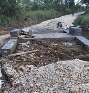 Proyek Jalan Mandula Amburadul Dikerjakan “Orang Dekat”