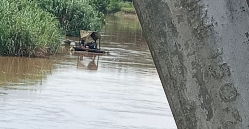 Aktivitas Penyedotan Pasir Diduga Penyebab Kemiringan Jembatan Tiu