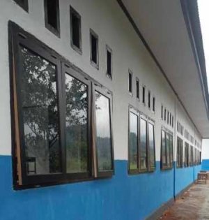 Pemasangan Jendela dan Pintu SMP Negeri 2 Bungku Utara telah Rampung