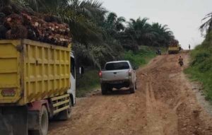 Jalan Peleru-Taliwan Rusak Parah, Warga Desak DPRD Morut Hearing dan Usulkan Tutup Tiga Perusahaan Sawit.