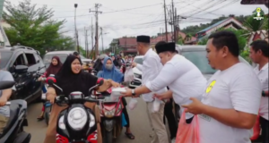 BPC HIPMI Kabupaten Morowali Utara Bagikan 2000 Paket Takjil di Bundaran Kolonodale