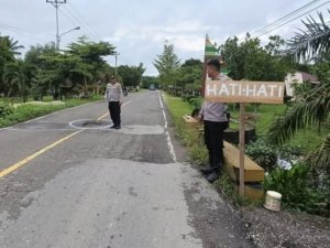 IPDA Motte Bumbungan, Pasang Rambu dan Tandai Jalan Berlubang di Desa Tiwaa