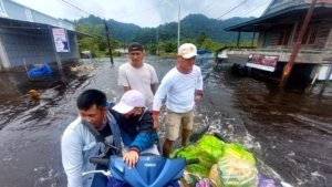 Anggota DPRD Morut Arman Purnama Marunduh Bagikan Bantuan Warga Terdampak Banjir
