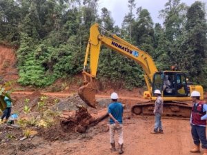 PT Palu Baruga Yaku Percepat Pembersihan dan Pembenahan Jalan Poros Ganda Ganda-Tamainusi Pasca Hujan Deras