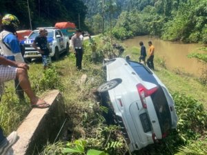 Diduga Sopir Mengantuk, Suzuki Ertiga Alami Kecelakaan Tunggal di Jalan Uelene-Wawopada