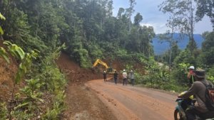 PT Palu Baruga Yaku Gerak Cepat Atasi Longsor di Jalan Poros Morowali Utara