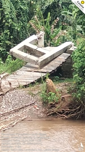 Jembatan Gantung Lembobaru Roboh Diterjang Banjir
