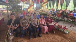 Kapolsek Mori Atas Hadiri Pesta Pernikahan di Kampung Taliwan, Tunjukkan Penghargaan terhadap Kearifan Lokal