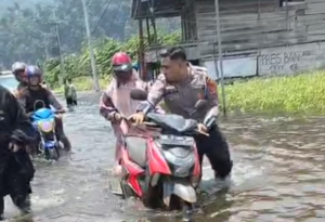 Kerja Keras Polantas Polres Morut Ditengah Banjir