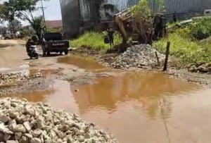 Ketua DPRD Morut Turunkan Alat Beratnya, Tanggapi Keluhan Warga Soal Jalan Rusak dan Genangan Air