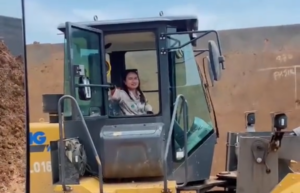 Ika, Perempuan Tangguh, Operator Loader PT. NNI Morowali Utara
