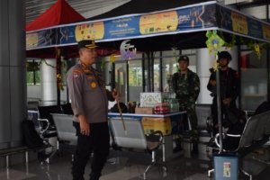Kapolresta Palu Kunjungi Pos Pengamanan Lebaran, Berikan Bingkisan dan Himbauan