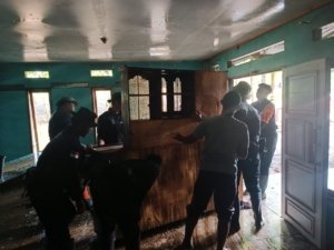 Brimob Polda Sulteng Sigap Bantu Warga Korompeli Pulihkan Dampak Banjir