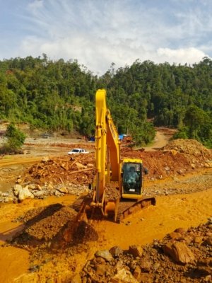 Putri Perdana dan Surya Amindo Perkasa Bersihkan Material Lumpur di Poros Tamainusi