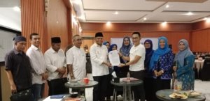 Abdul Rachman Thaha Serahkan SK Pengurus Mada LMP Sulteng