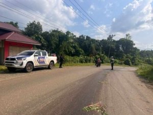 Gerak Cepat Satlantas Polres Morut Tanggapi Keluhan Tumpahan Solar di Jalan Trans Sulawesi