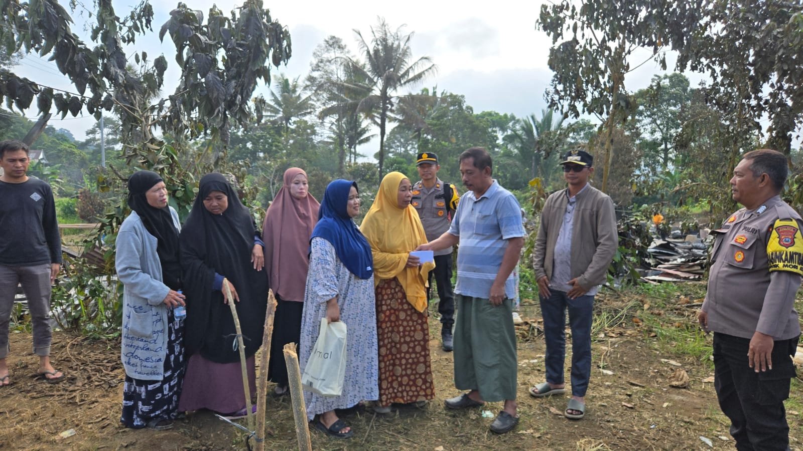 Wakil Ketua DPRD Morut Serahkan Bantuan untuk Korban Kebakaran di Dusun Bencue Peleru