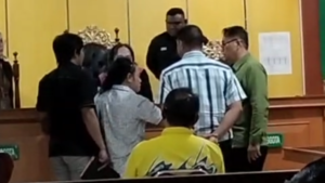 Suara Hendly Berat, Namun Tatapan Matanya Tajam ke Kuasa Hukum Polda Sulteng